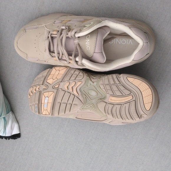 Vionic Walker Women’s Sneaker in Taupe 9.5 - Picture 6 of 7